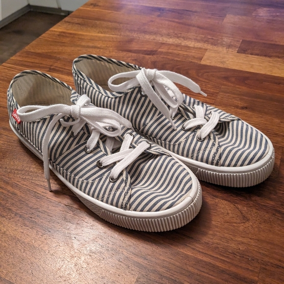 Levi's Running Shoes size 9. - Picture 9 of 9